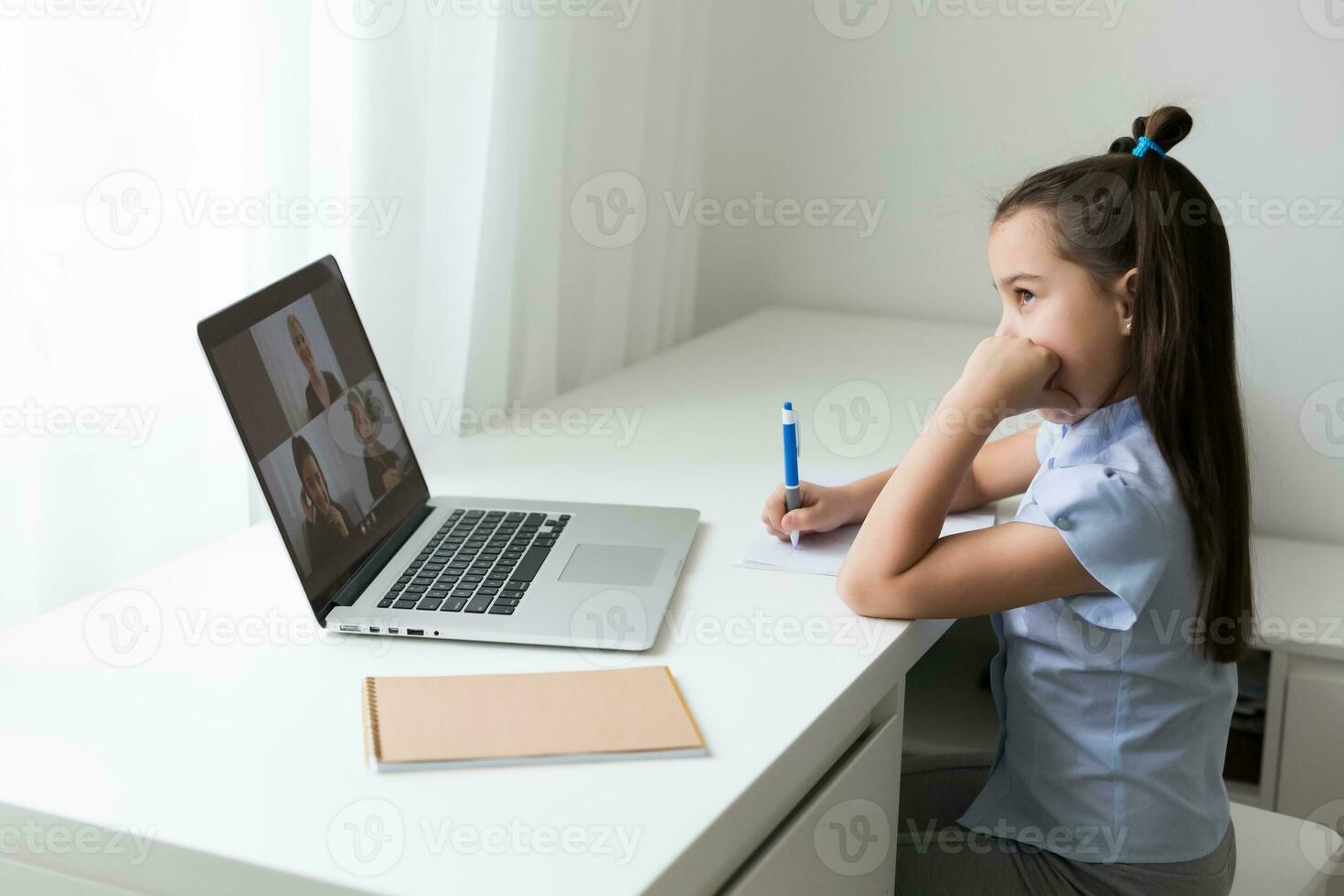 vrolijk schattig meisje kinderen opgewonden gebruik makend van computer aan het leren school werk. kind genieten e-learning in vakantie Bij huis. foto