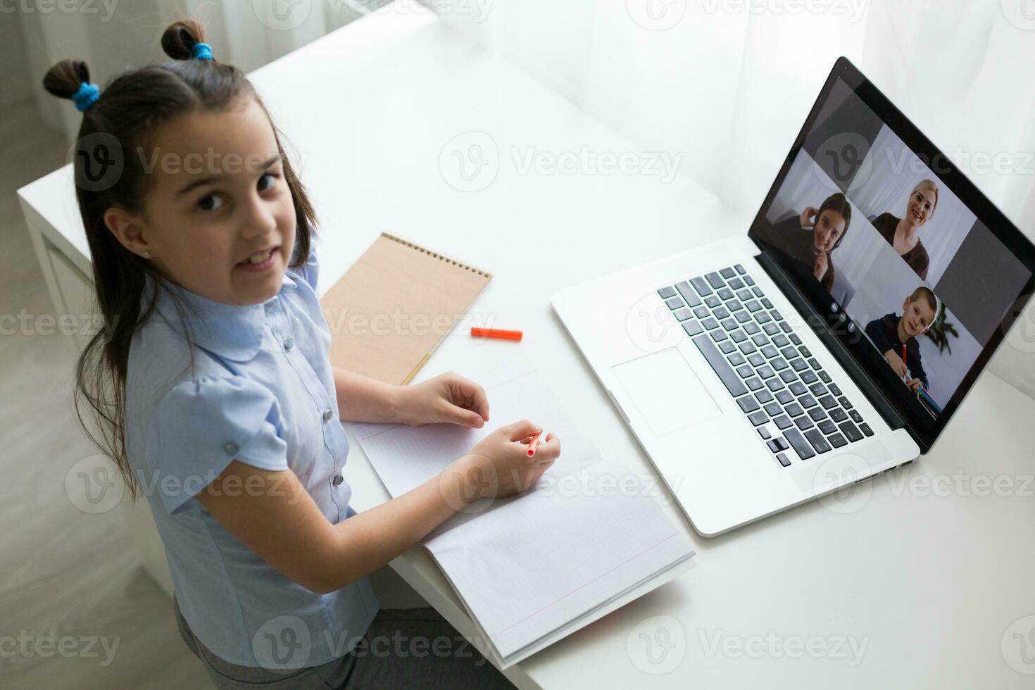 mooi elegant schoolmeisje aan het studeren huiswerk wiskunde gedurende haar online les Bij huis, sociaal afstand gedurende quarantaine, zelfisolatie, online onderwijs concept, huis scholier foto