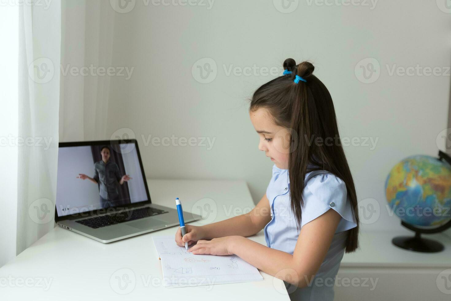 mooi elegant schoolmeisje aan het studeren huiswerk wiskunde gedurende haar online les Bij huis, sociaal afstand gedurende quarantaine, zelfisolatie, online onderwijs concept, huis scholier foto