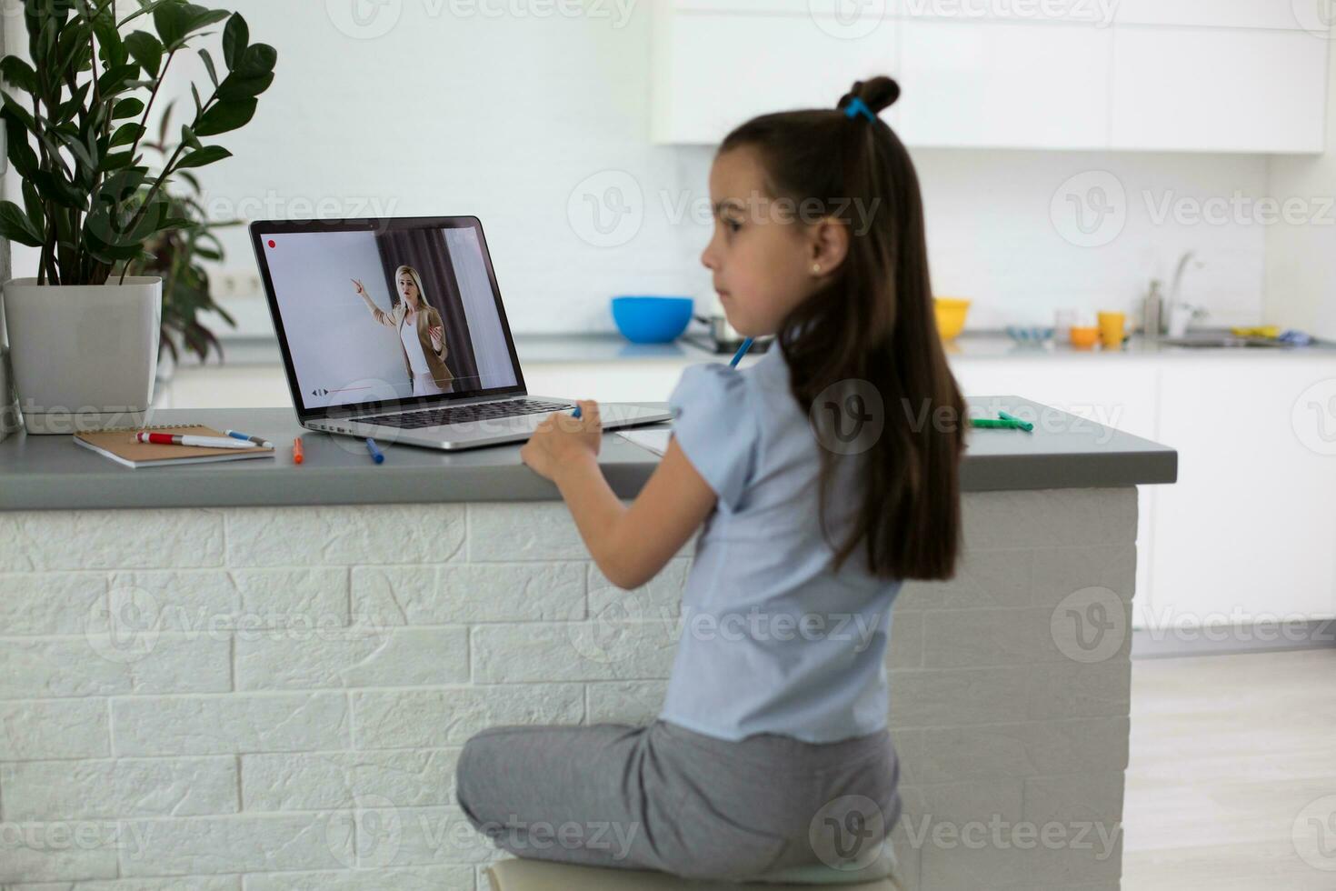 vrolijk schattig meisje kinderen opgewonden gebruik makend van computer aan het leren school werk. kind genieten e-learning in vakantie Bij huis. foto