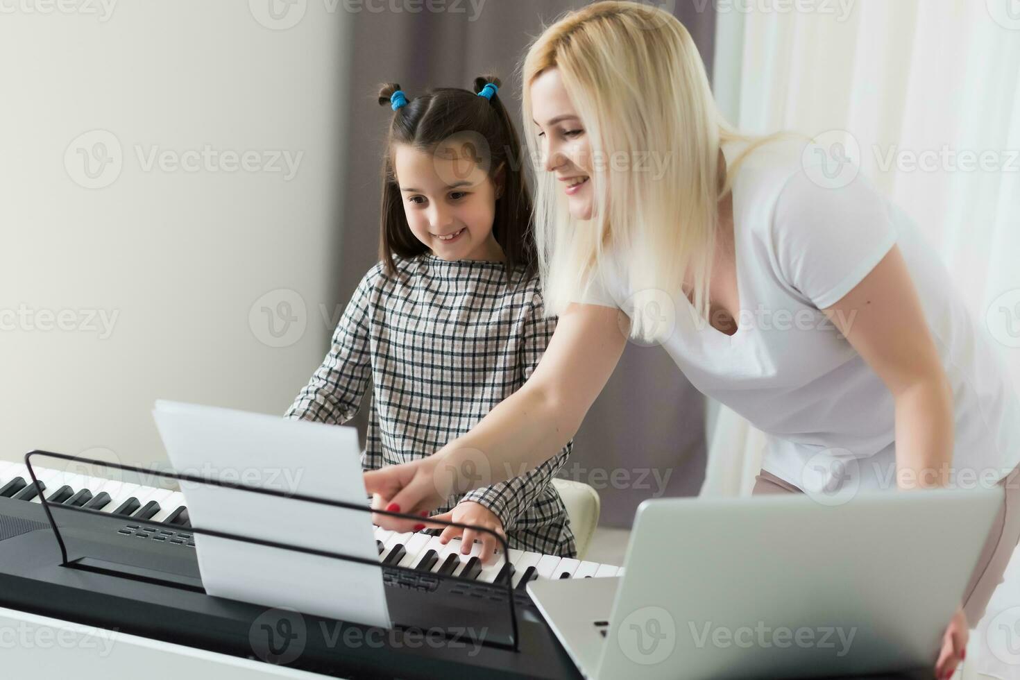 schattig weinig meisje Toneelstukken Aan piano, synthesizer. opleiding. onderwijs. school. esthetisch opleiding. elementair klas. foto