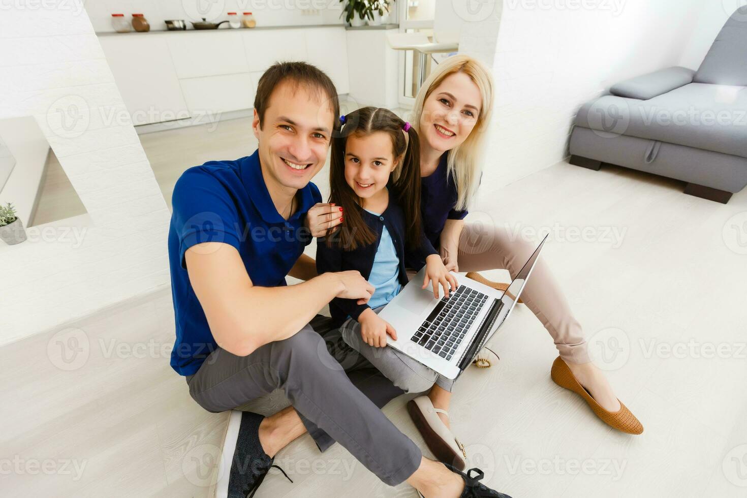 gelukkig ouders met dochter gebruik makend van laptop Bij huis foto