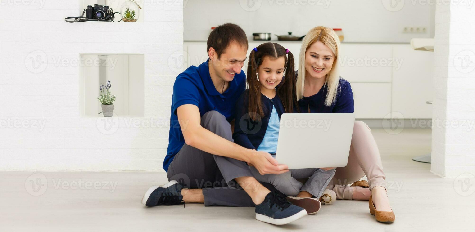 moeder, vader en dochter aan het studeren Aan laptop. sociaal afstand nemen en zelf isolatie in quarantaine vergrendeling foto