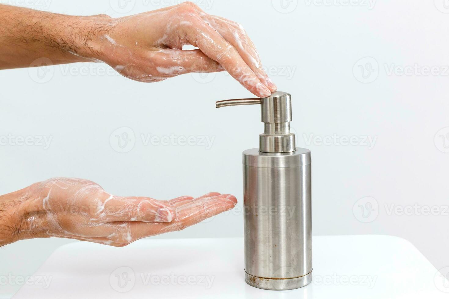 dichtbij omhoog beeld van het wassen hand- tegen wit achtergrond foto