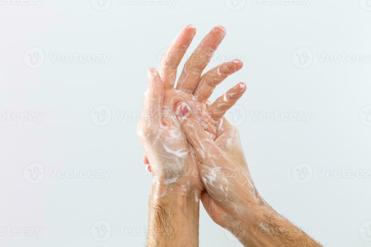 Mens het wassen handen geïsoleerd over- wit achtergrond foto