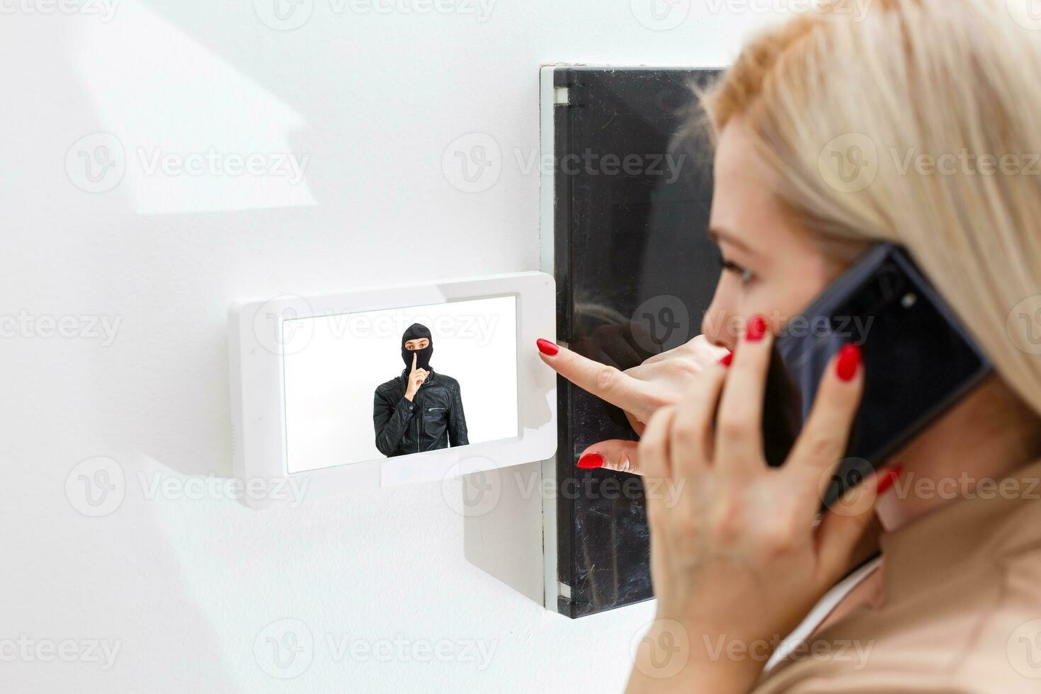 vrouw binnen huis beantwoorden veiligheid telefoon foto