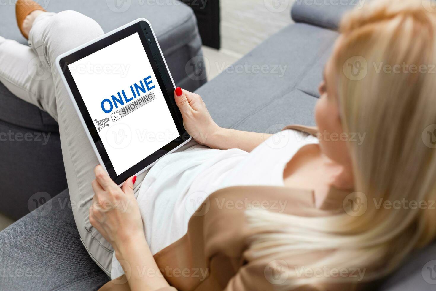 blij vrouw genieten van online boodschappen doen in bed foto