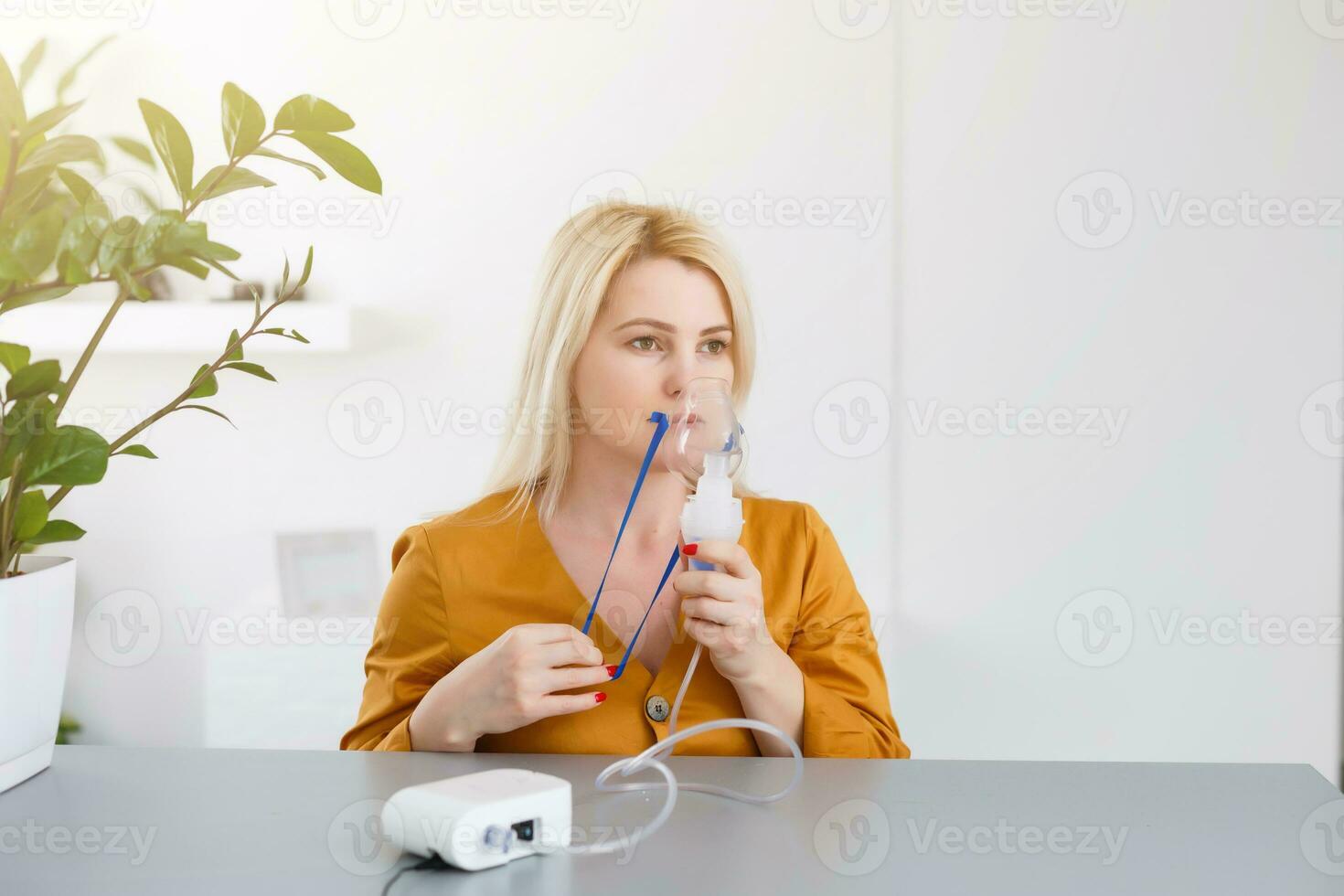 portret van volwassen vrouw gebruik makend van stoom- damp inhalator vernevelaar aan het doen aërosol inademing geneeskunde behandeling Bij huis of ziekenhuis griep en astma bronchitis virus genezing foto