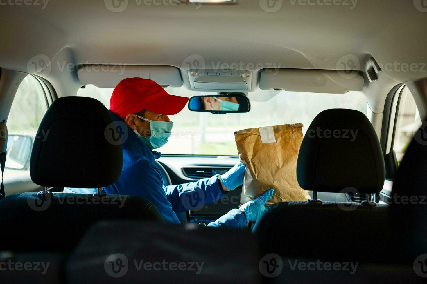 voedsel levering Mens vervelend medisch masker. corona virus concept foto