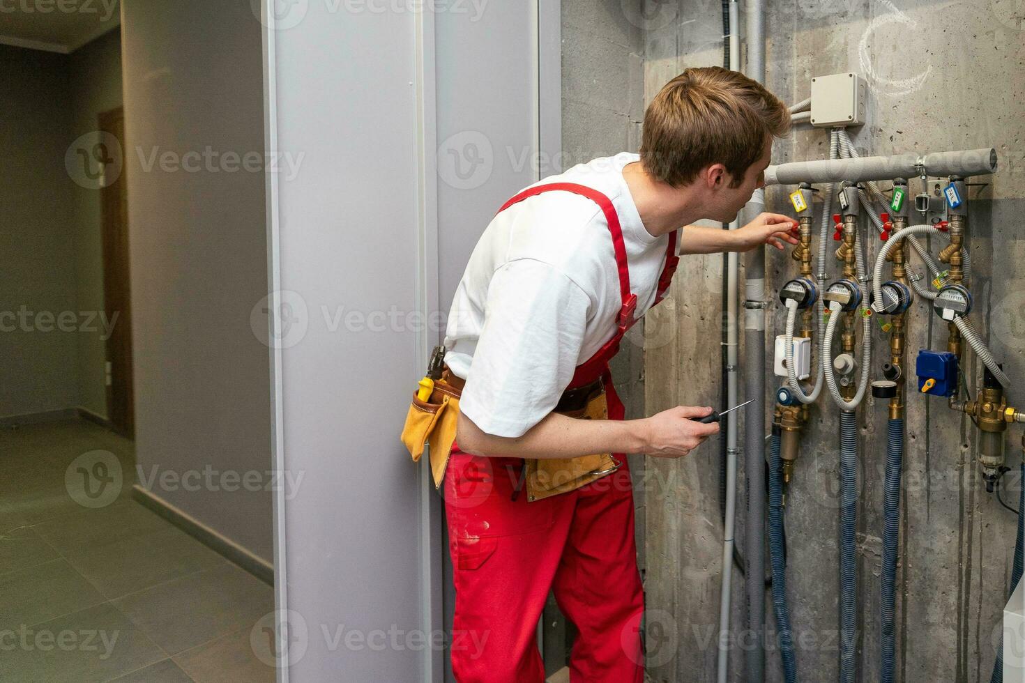 mannetje loodgieter vaststelling water meter met verstelbaar moersleutel. foto