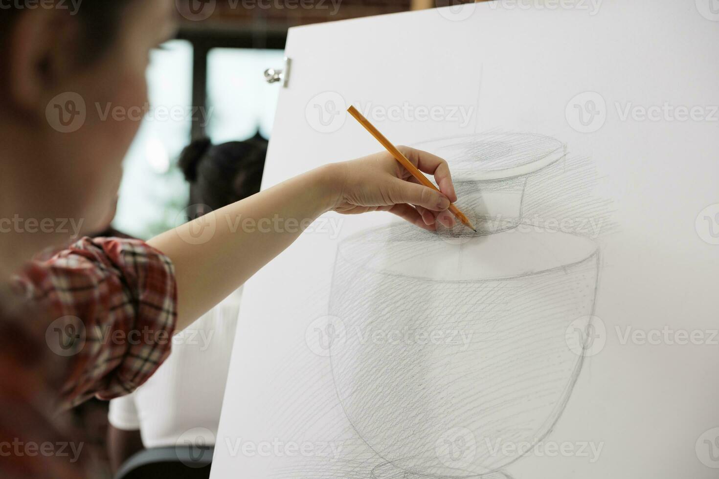 creatief werkwijze. vrouw artiest schetsen en schaduw vaas met potlood, aan het leren naar trek en schetsen Bij kunst school, vrouw genieten van tekening net zo hobby Bijwonen creatief werkplaats naar ontwikkelen creativiteit foto