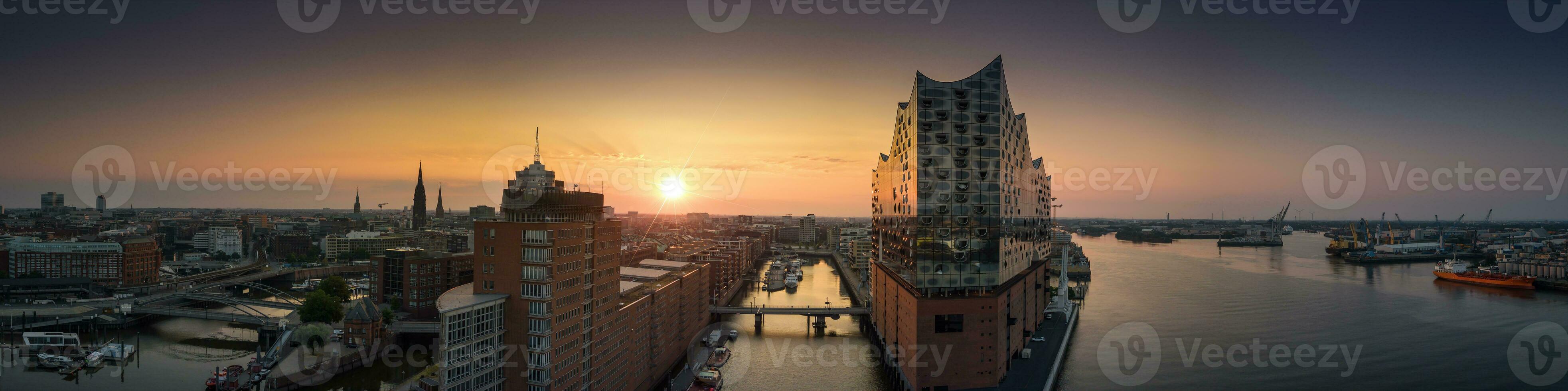 panorama van de elbphilharmonie, hafencity en speicherstadt in Hamburg Bij zonsopkomst foto