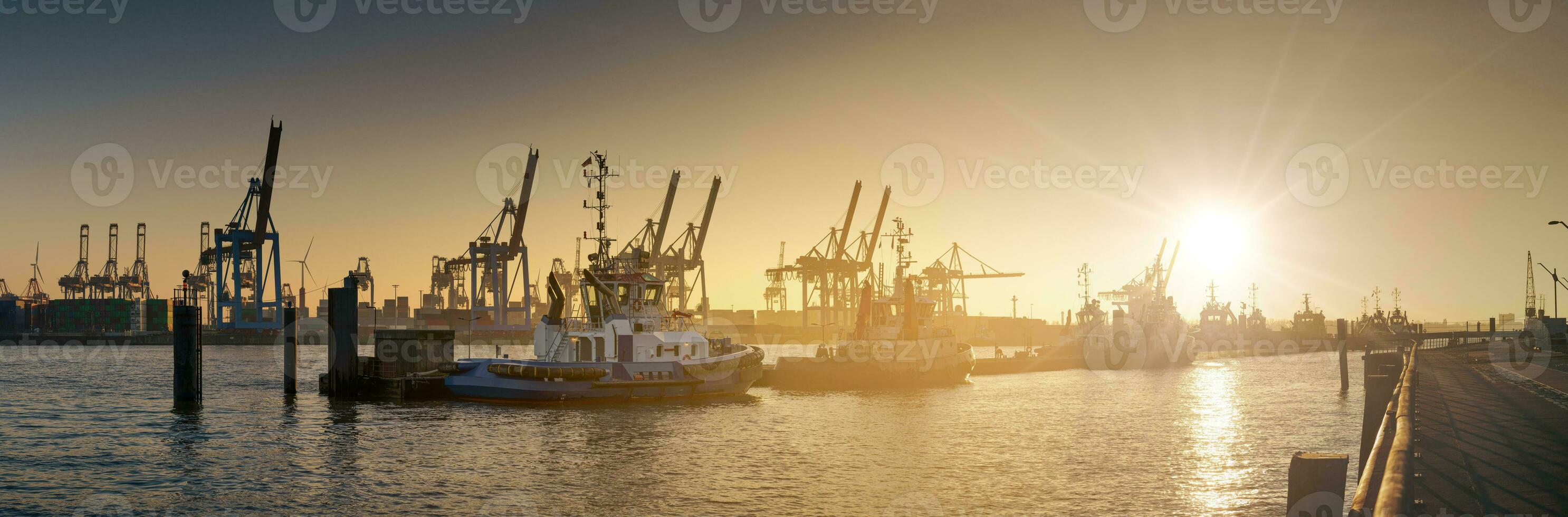 zonsondergang Aan de Elbe promenade Hamburg altona foto