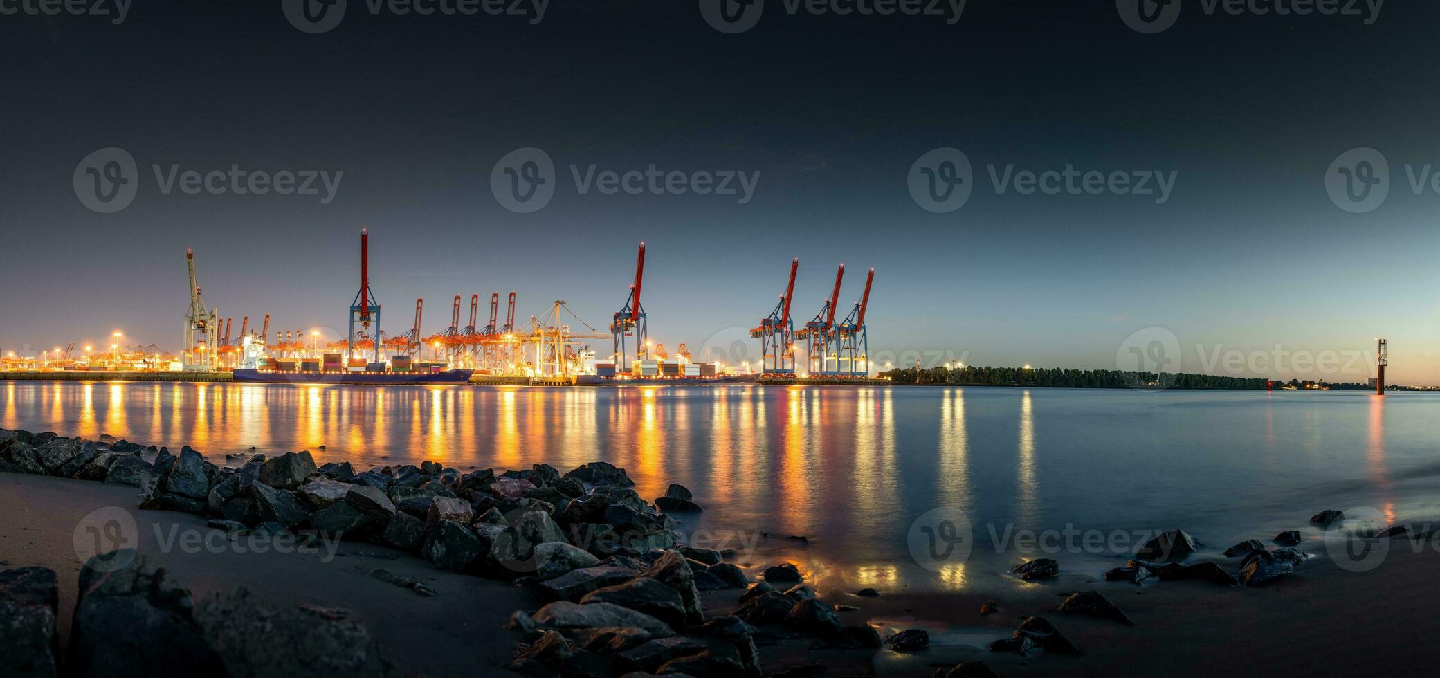 panorama Bij nacht in Hamburg haven foto