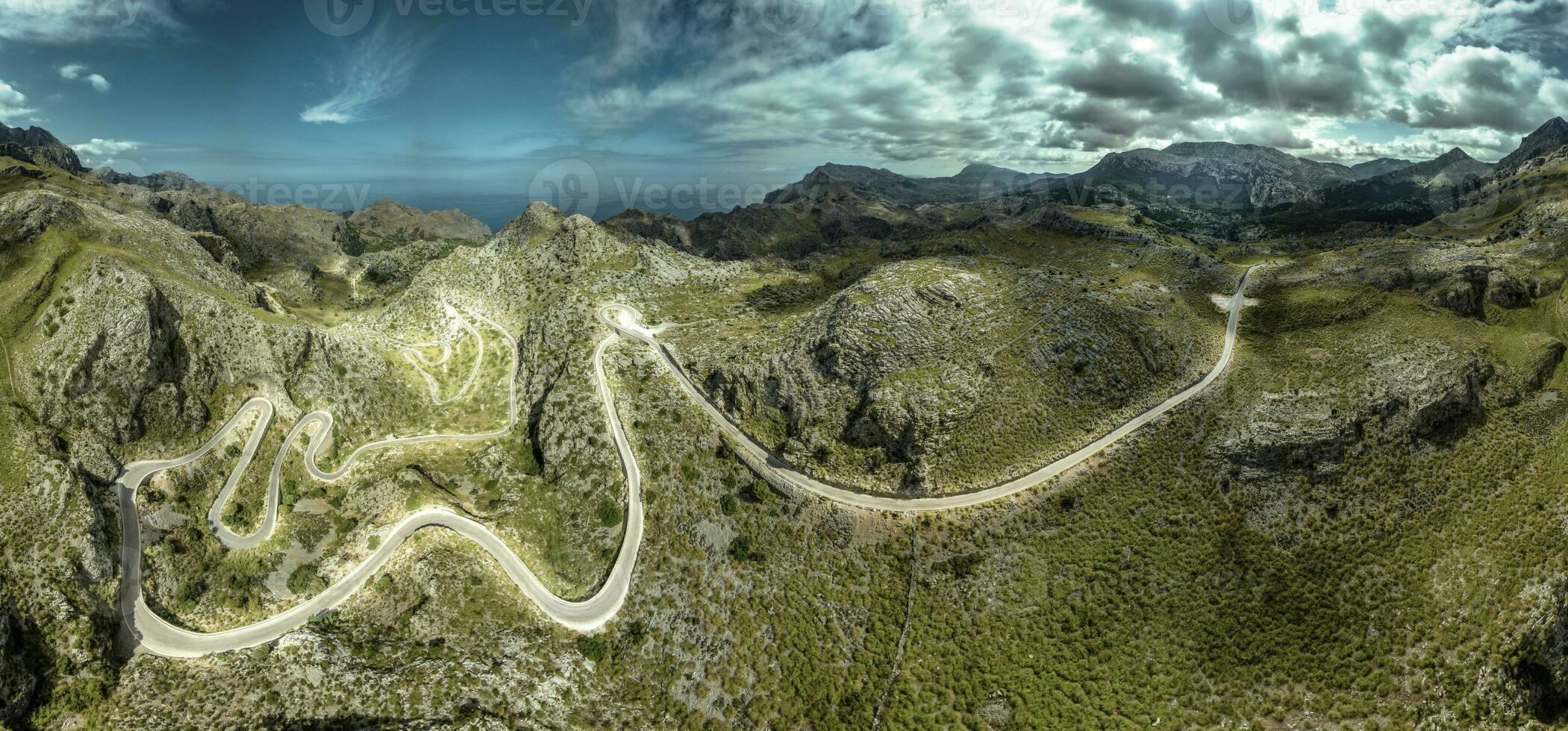 antenne visie panorama van de landschap in de tramuntana bergen Aan Mallorca foto