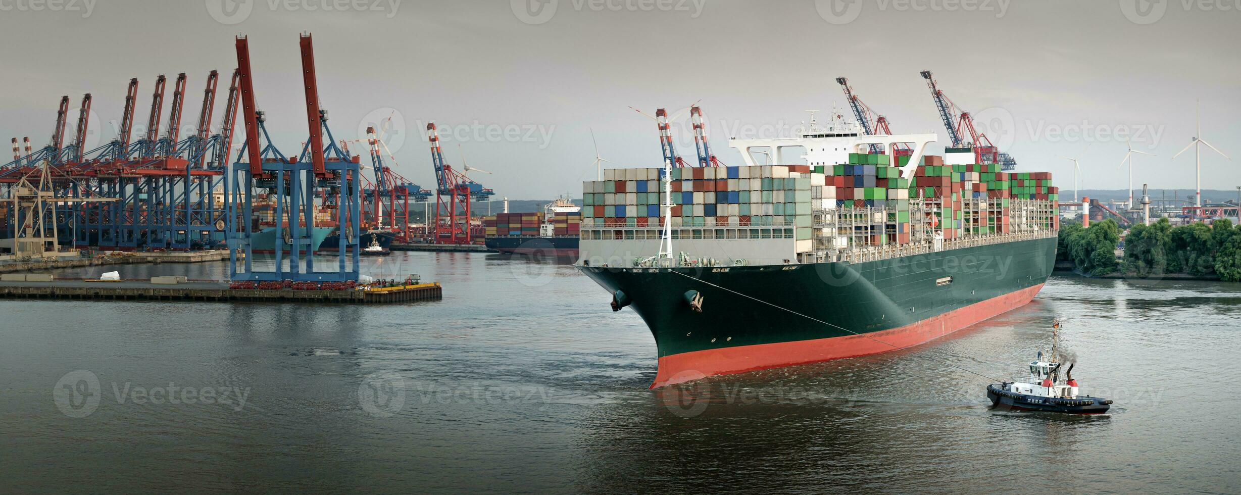 panorama van een groot houder schip in de haven van Hamburg foto