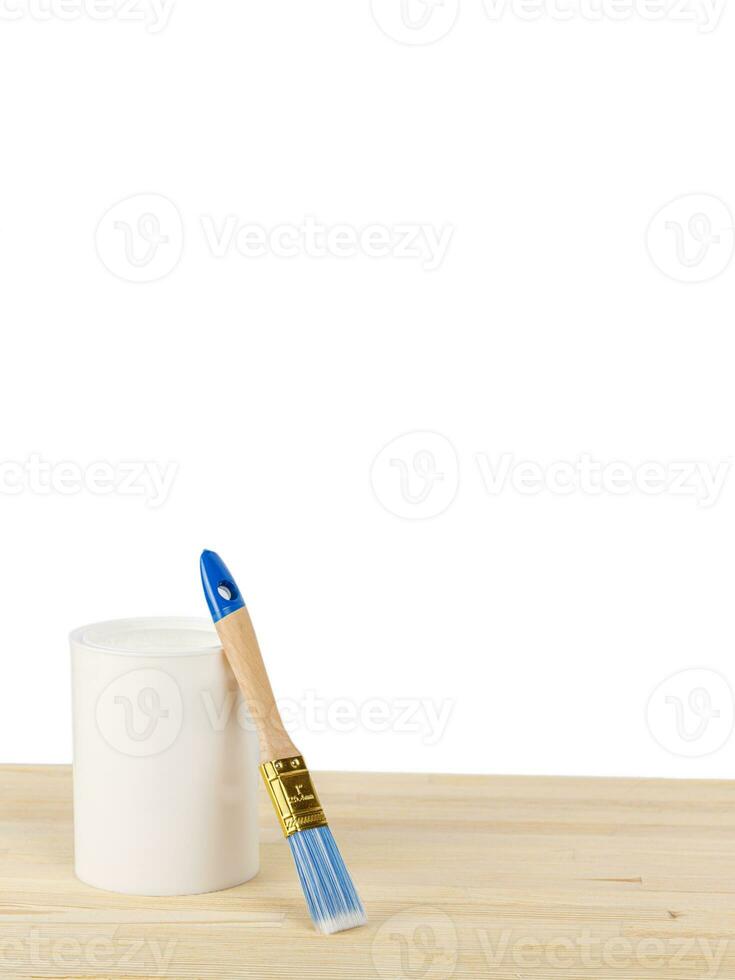 wit verf met een borstel Aan een houten achtergrond met structuur foto