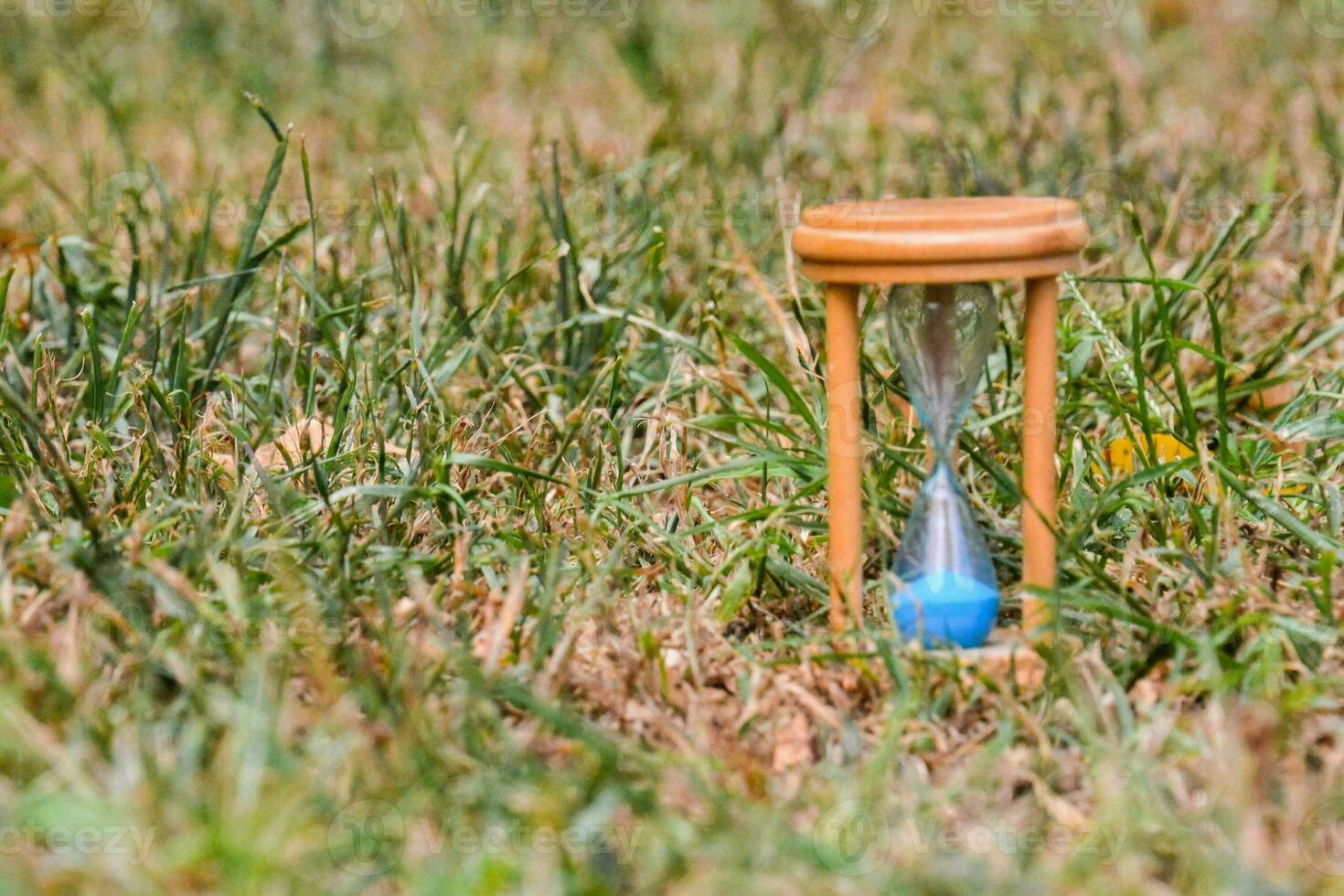 een zandloper zittend in de gras foto