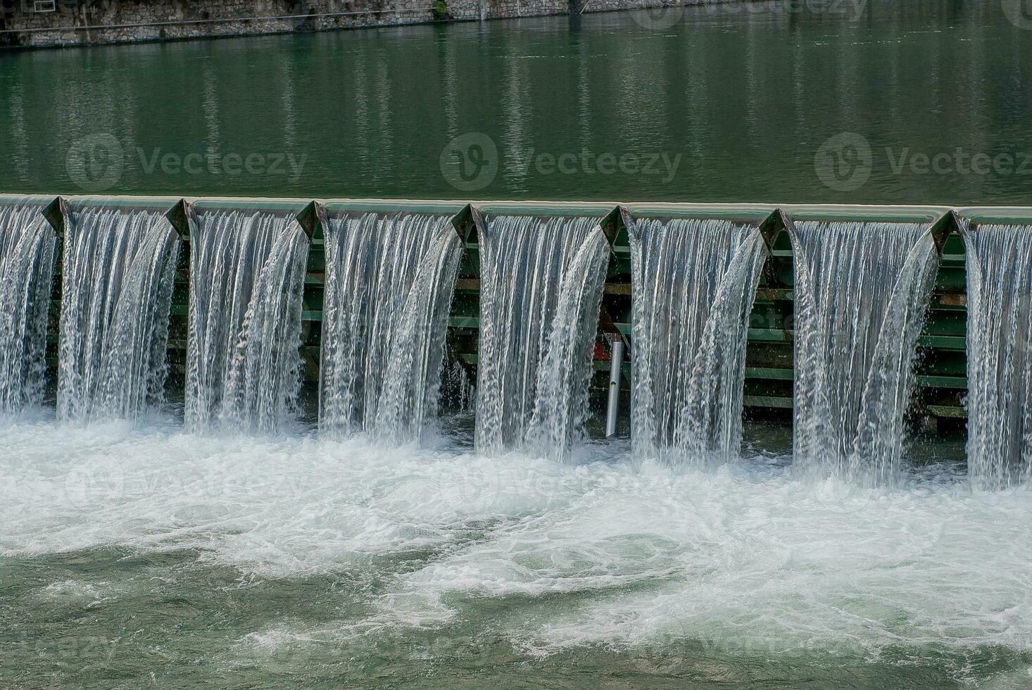 water overlopend van de dam foto