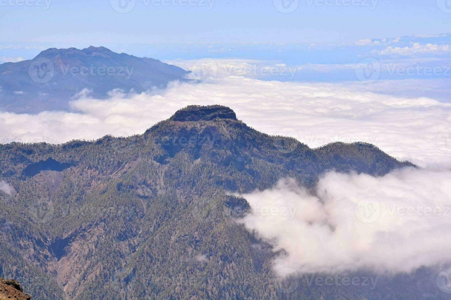 de visie van de top van een berg foto