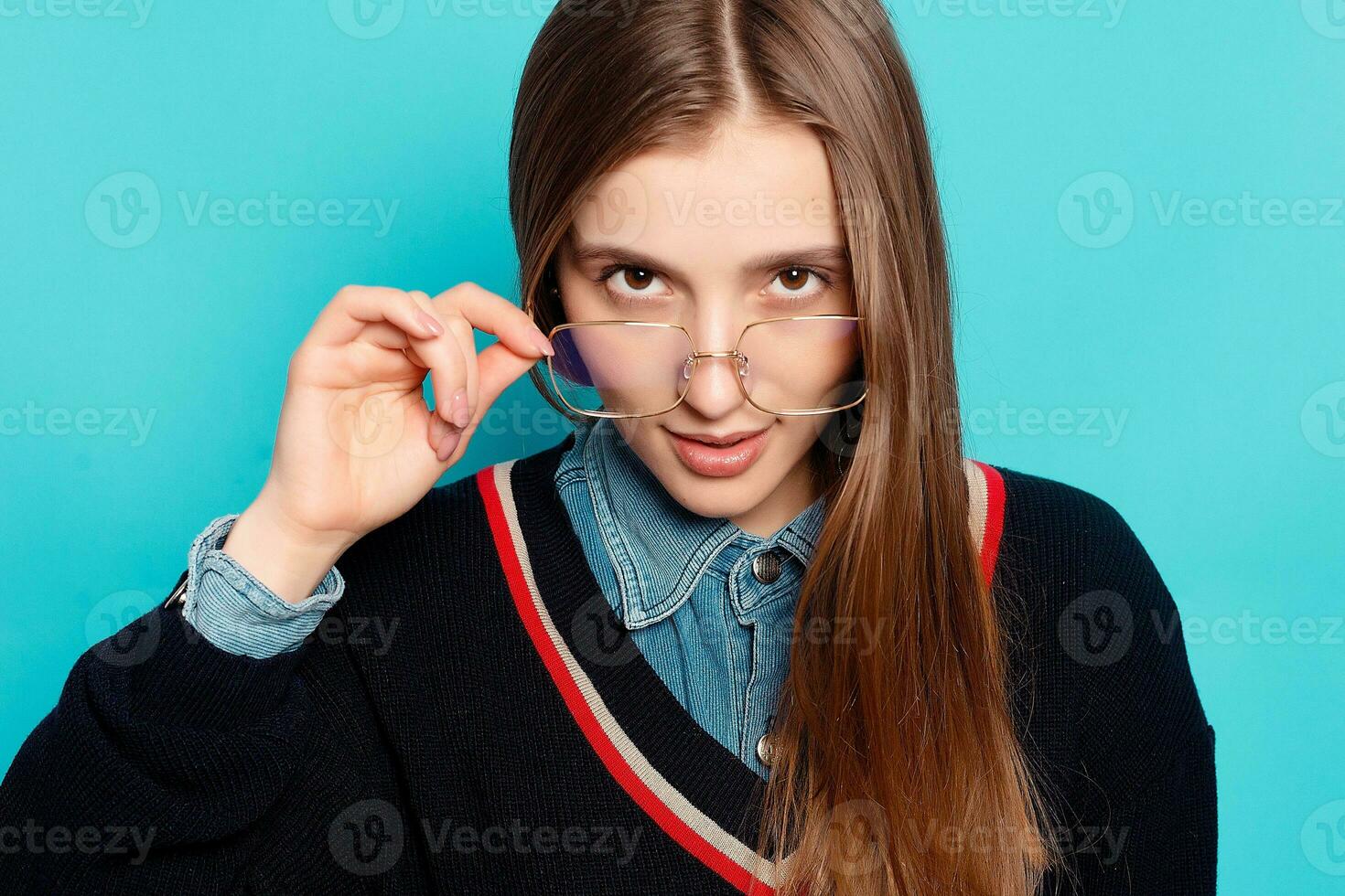 dichtbij omhoog schot van elegant jong vrouw in zonnebril glimlachen foto