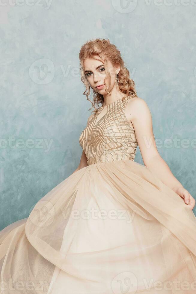 mode model- in mooi luxe beige vloeiende chiffon jurk foto