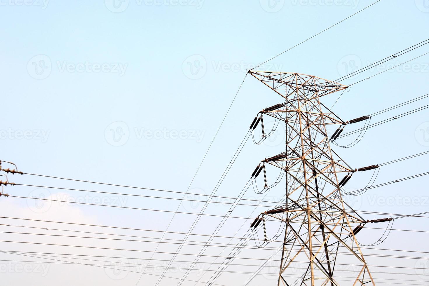 hoogspanning elektrische pijler close-up op weg foto