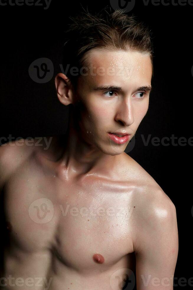 dichtbij omhoog portret van een heel knap Mens foto