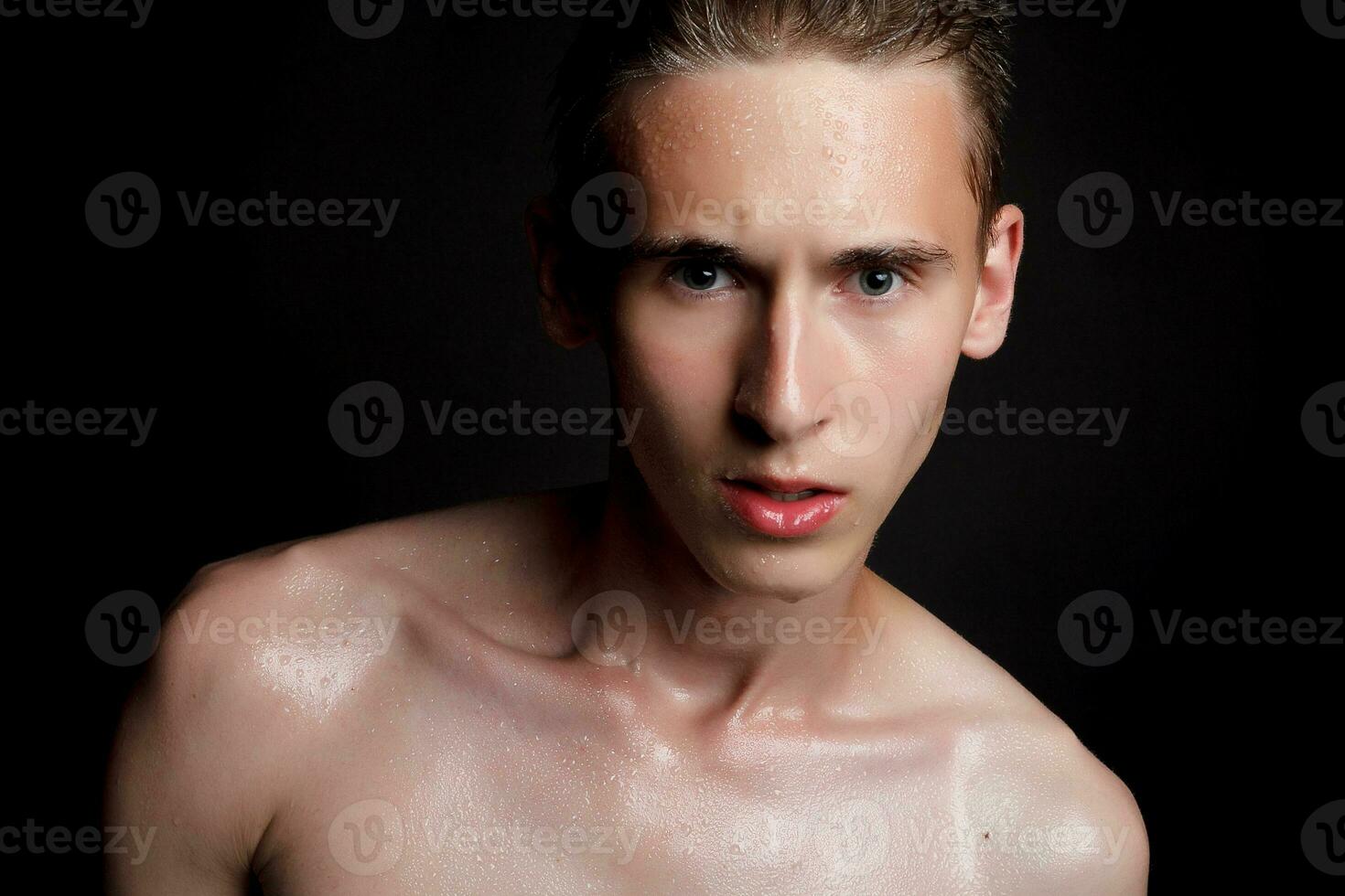 dichtbij omhoog portret van een heel knap Mens foto