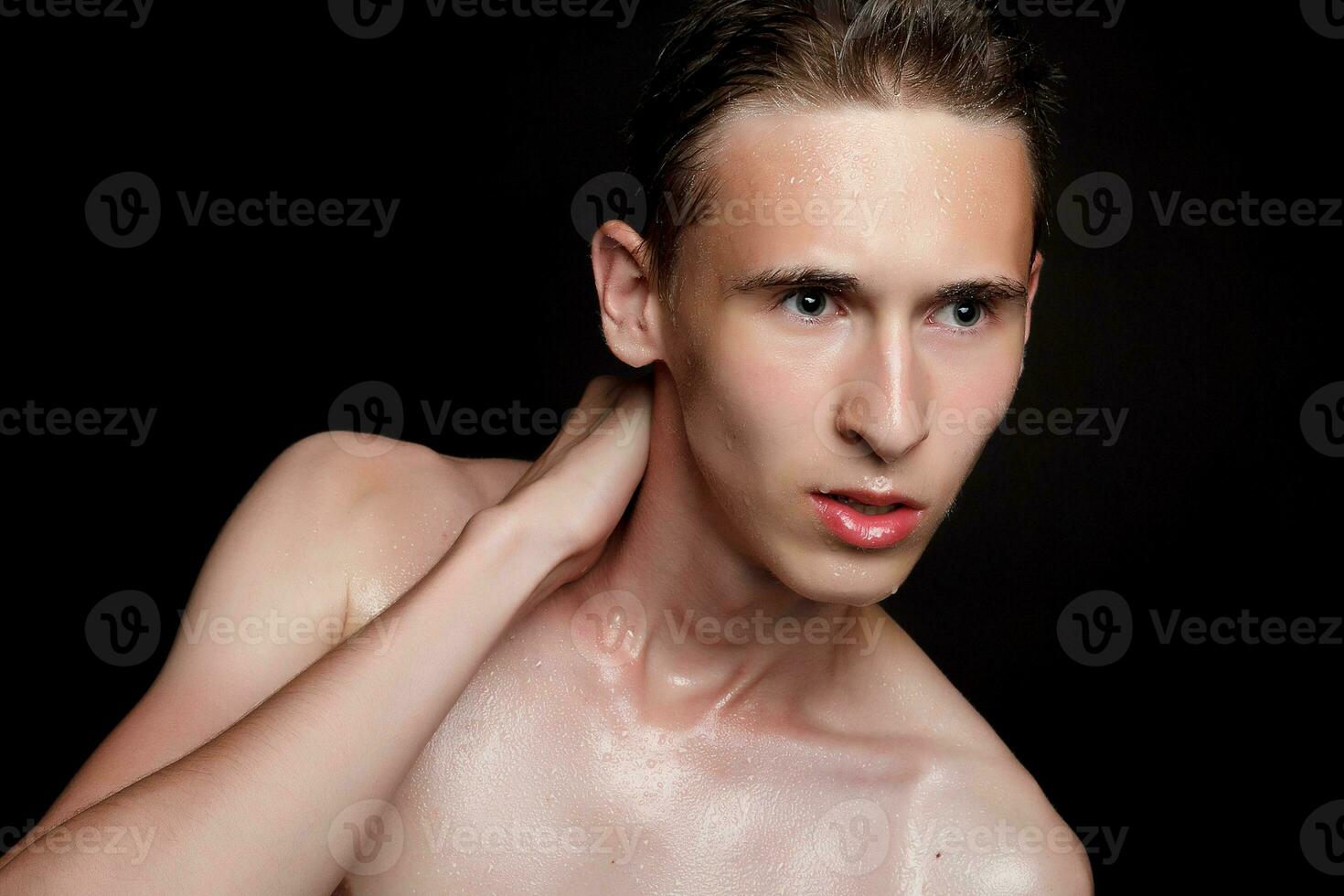 dichtbij omhoog portret van een heel knap Mens foto