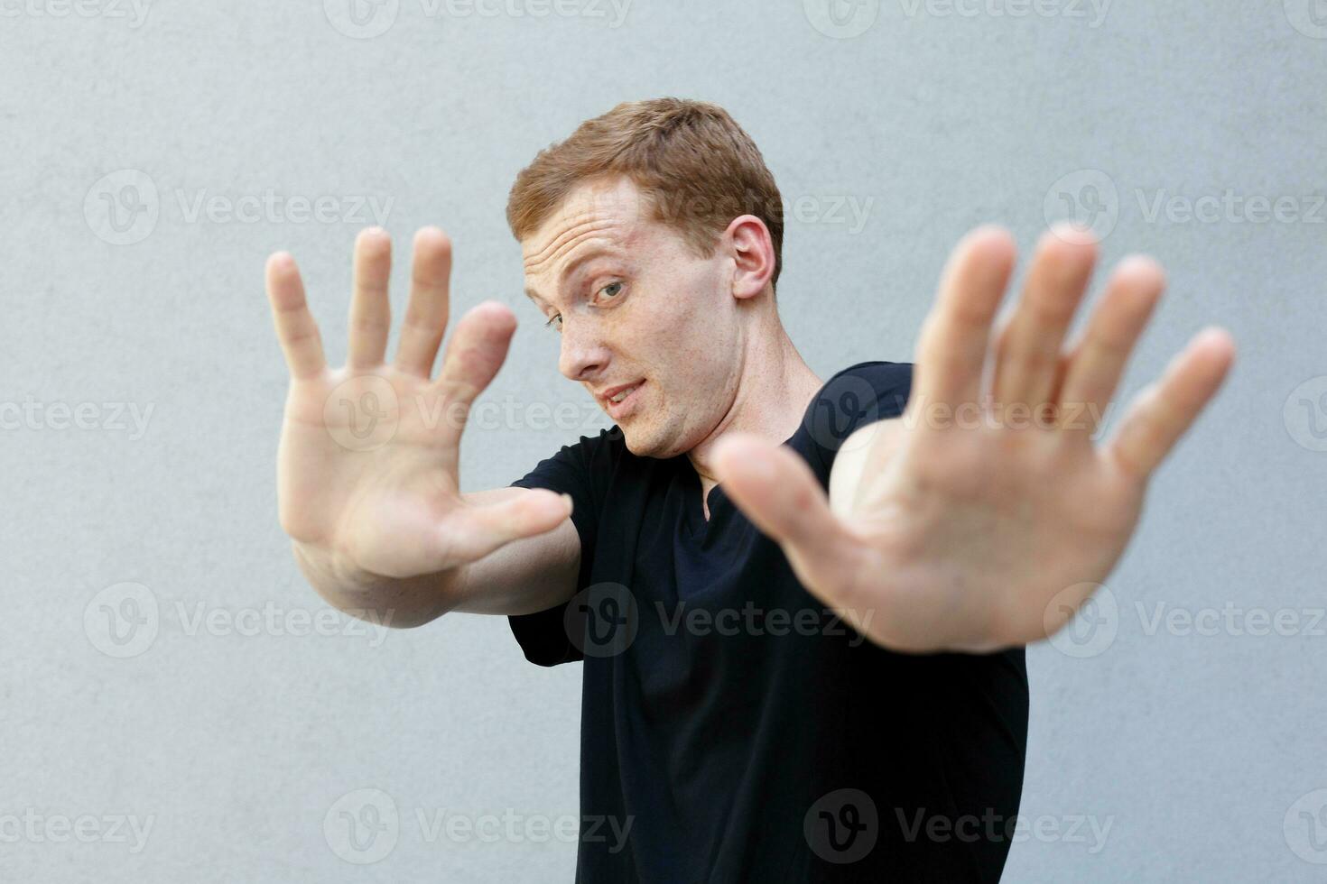 dichtbij omhoog portret van een roodharige van een mooi mannelijk vent met sproeten foto