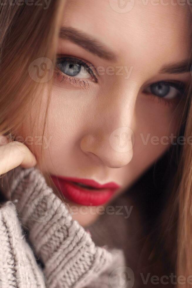 detailopname van een mooi Dames haar rood lippen foto