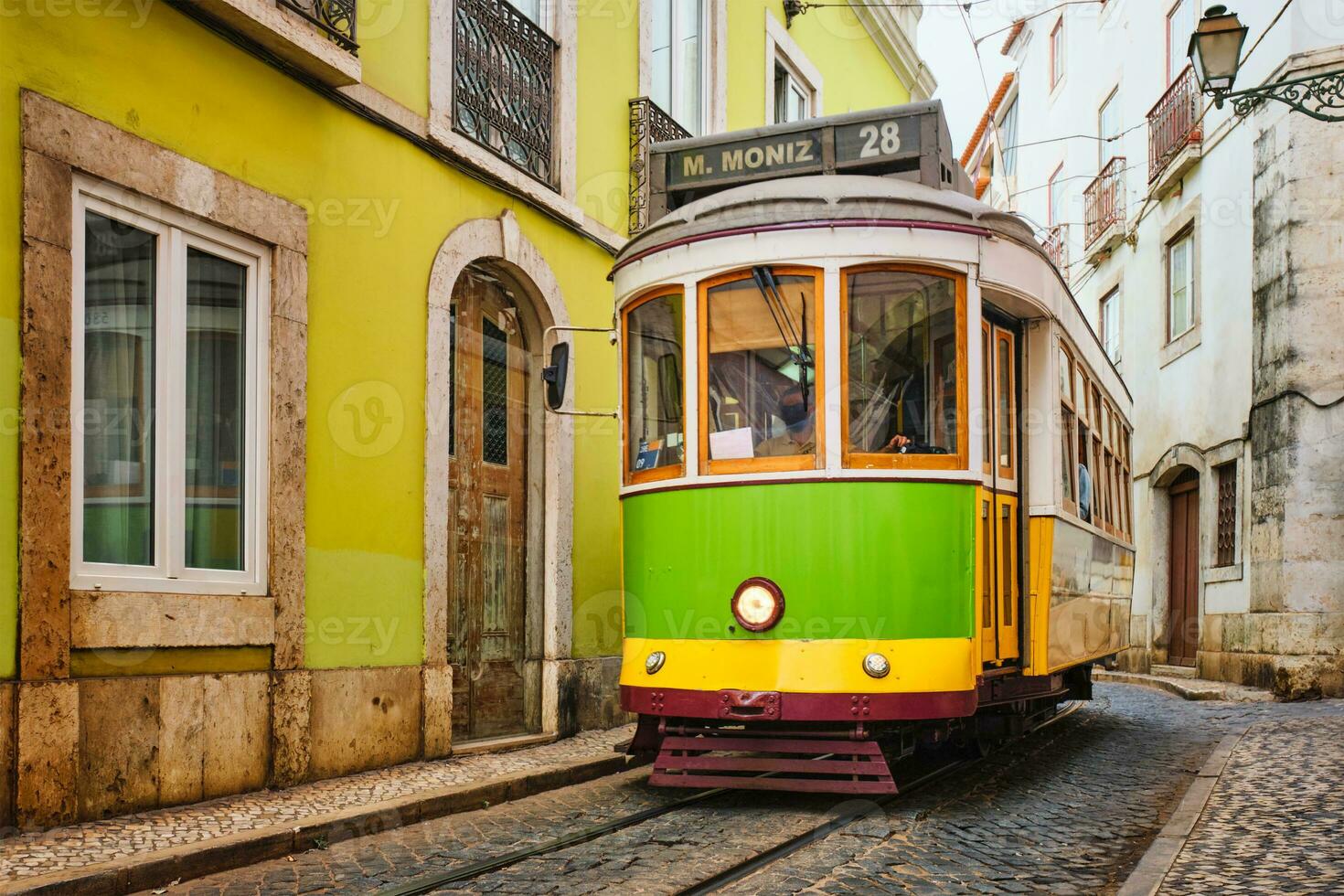 beroemd wijnoogst geel tram 28 in de versmallen straten van Alfama wijk in Lissabon, Portugal foto