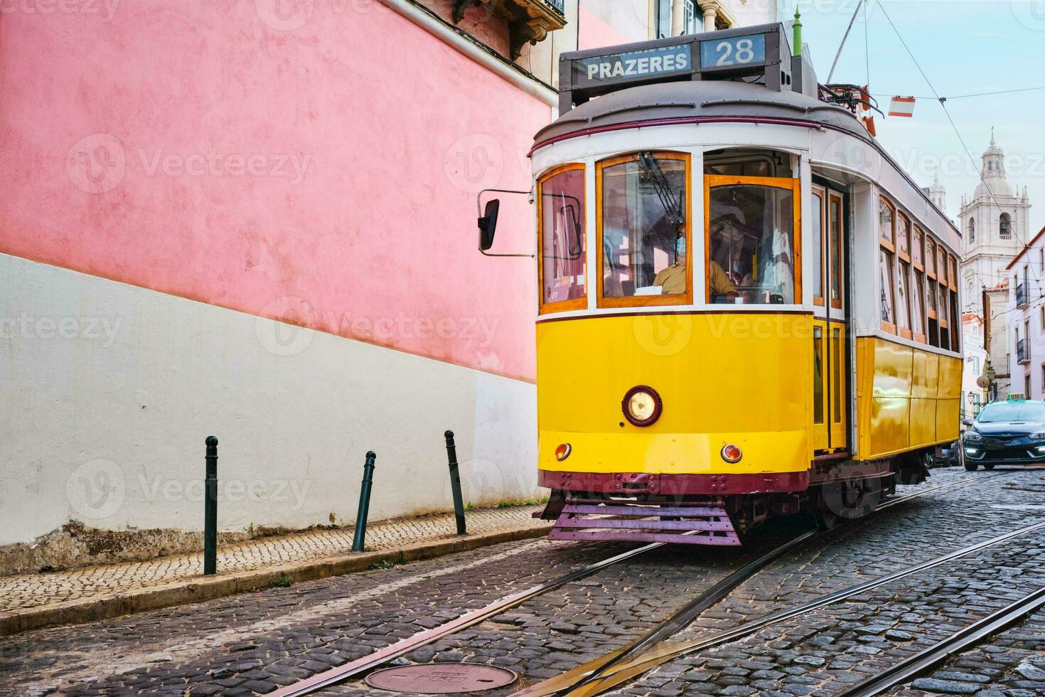 beroemd wijnoogst geel tram 28 in de versmallen straten van Alfama wijk in Lissabon, Portugal foto