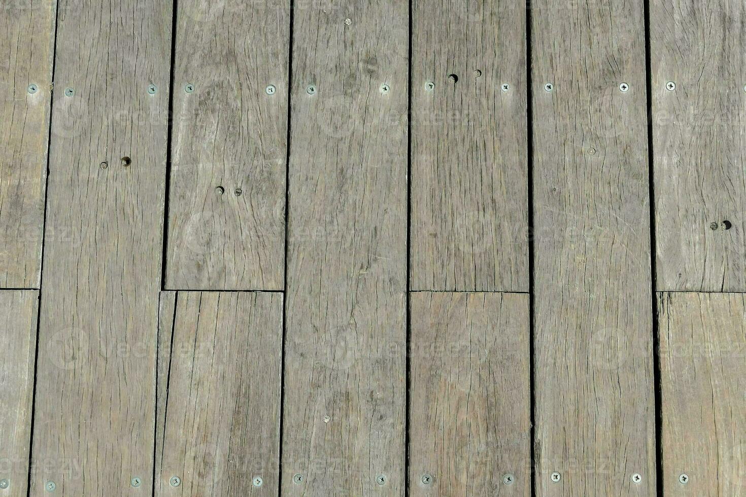 een houten verdieping met gaten en nagels foto