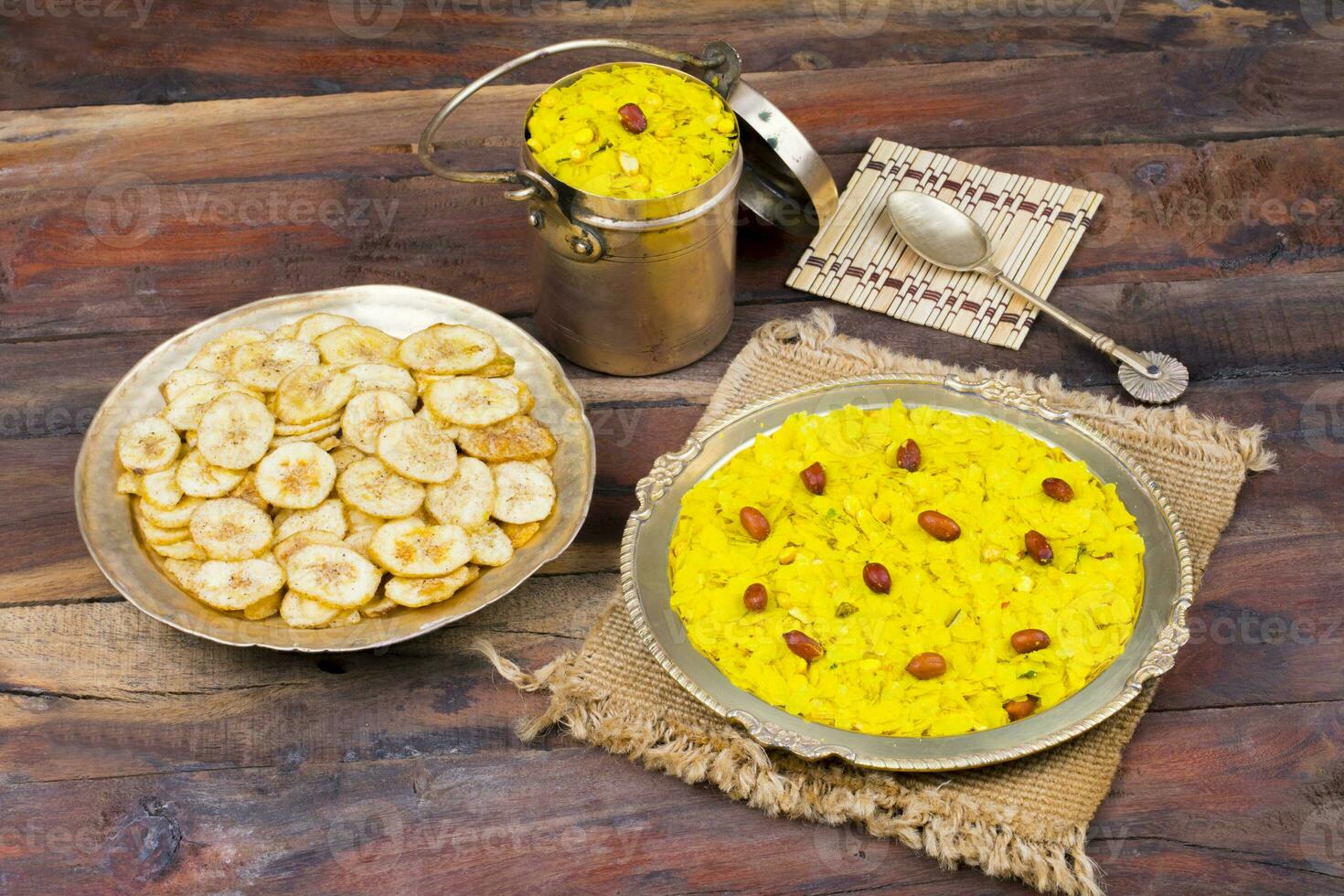 Indisch pittig en krokant populair ontbijt poha chivda Aan houten achtergrond foto