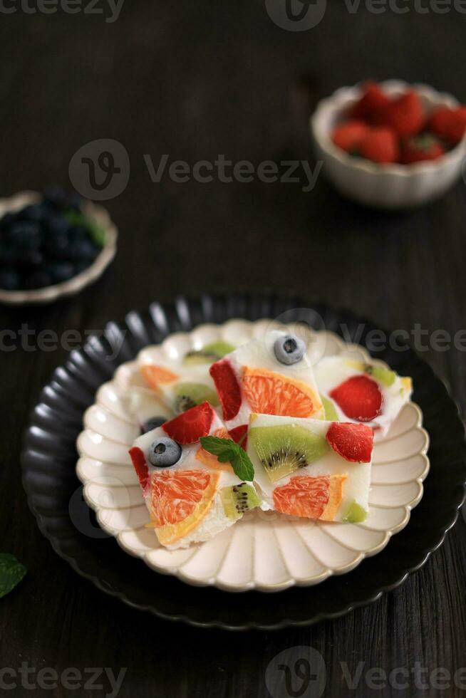 gezond bevroren Grieks yoghurt bars met fruit foto