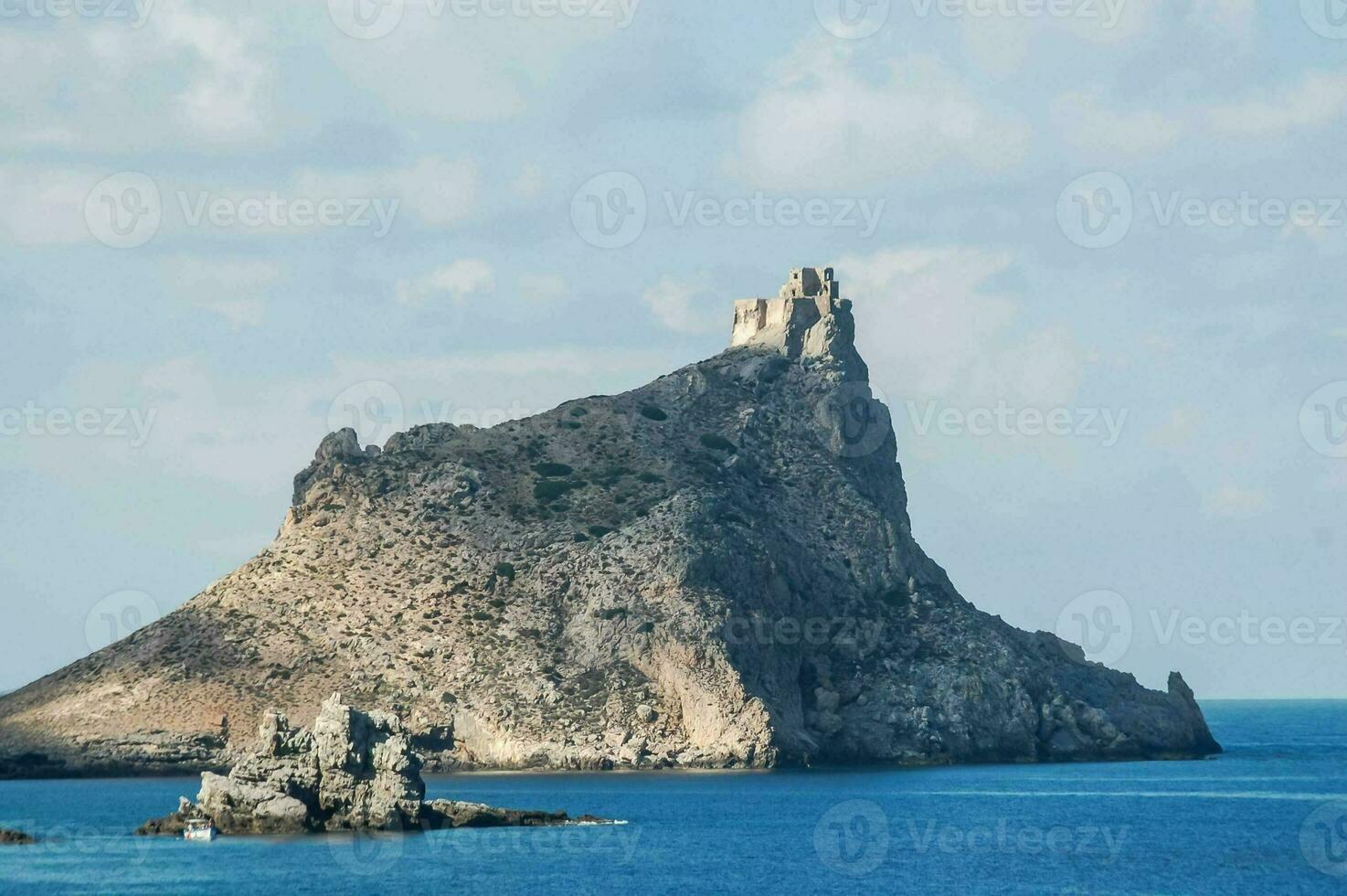 de rots van de eiland van Santorini foto