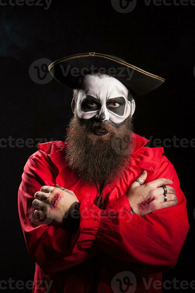 acteur met bloed Aan zijn handen vervelend een spookachtig piraat kleding. foto