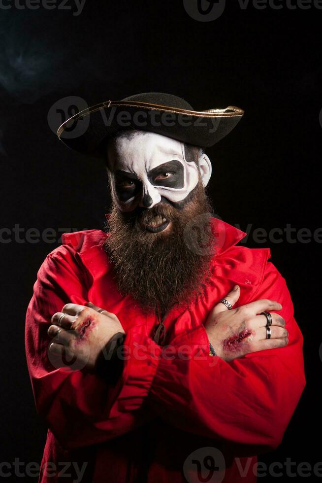 gebaard Mens in piraat kleding vervelend spookachtig bedenken over- zwart achtergrond voor halloween. foto