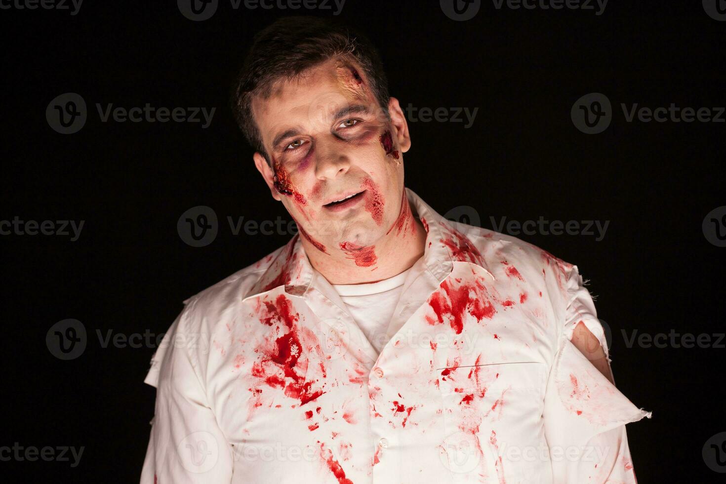 spookachtig zombie met bloederig littekens Aan haar gezicht over- zwart achtergrond. onheil Mens. foto