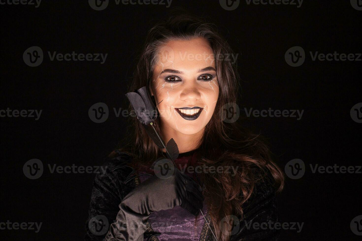 aantrekkelijk gotisch vrouw gekleed omhoog Leuk vinden een heks voor halloween. foto