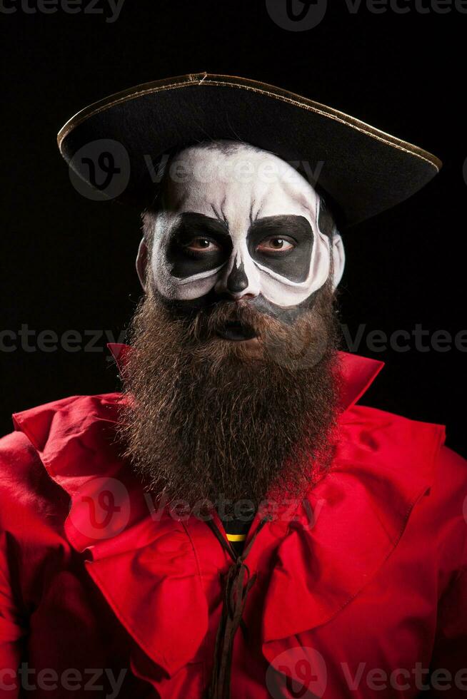 knap met een baard gekleed omhoog Leuk vinden gevaarlijk piraat voor halloween geïsoleerd Aan zwart achtergrond. foto