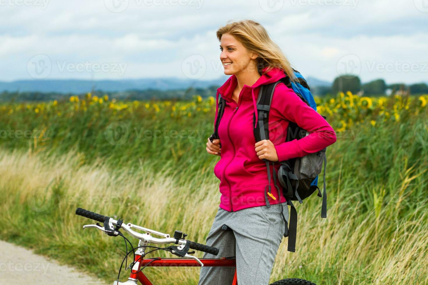 vrouw wandelaar zittend Aan een fiets in de natuur foto