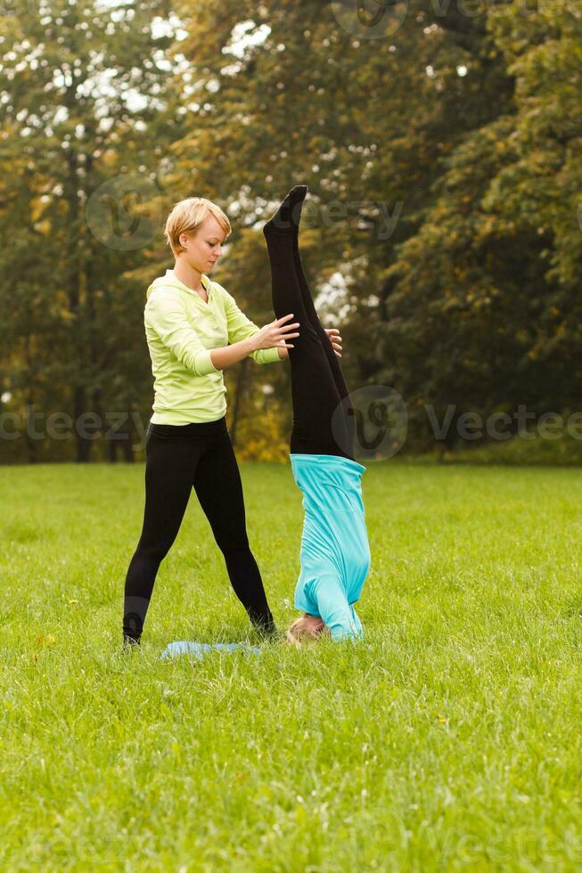 yoga klasse in natuur foto