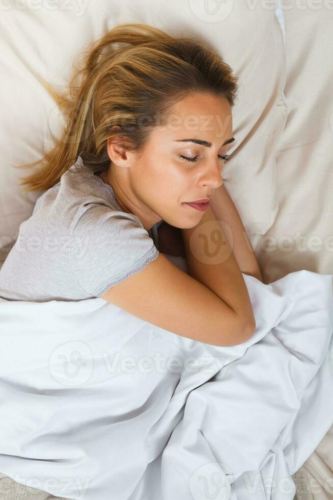 beeld van gelukkig vrouw slapen foto