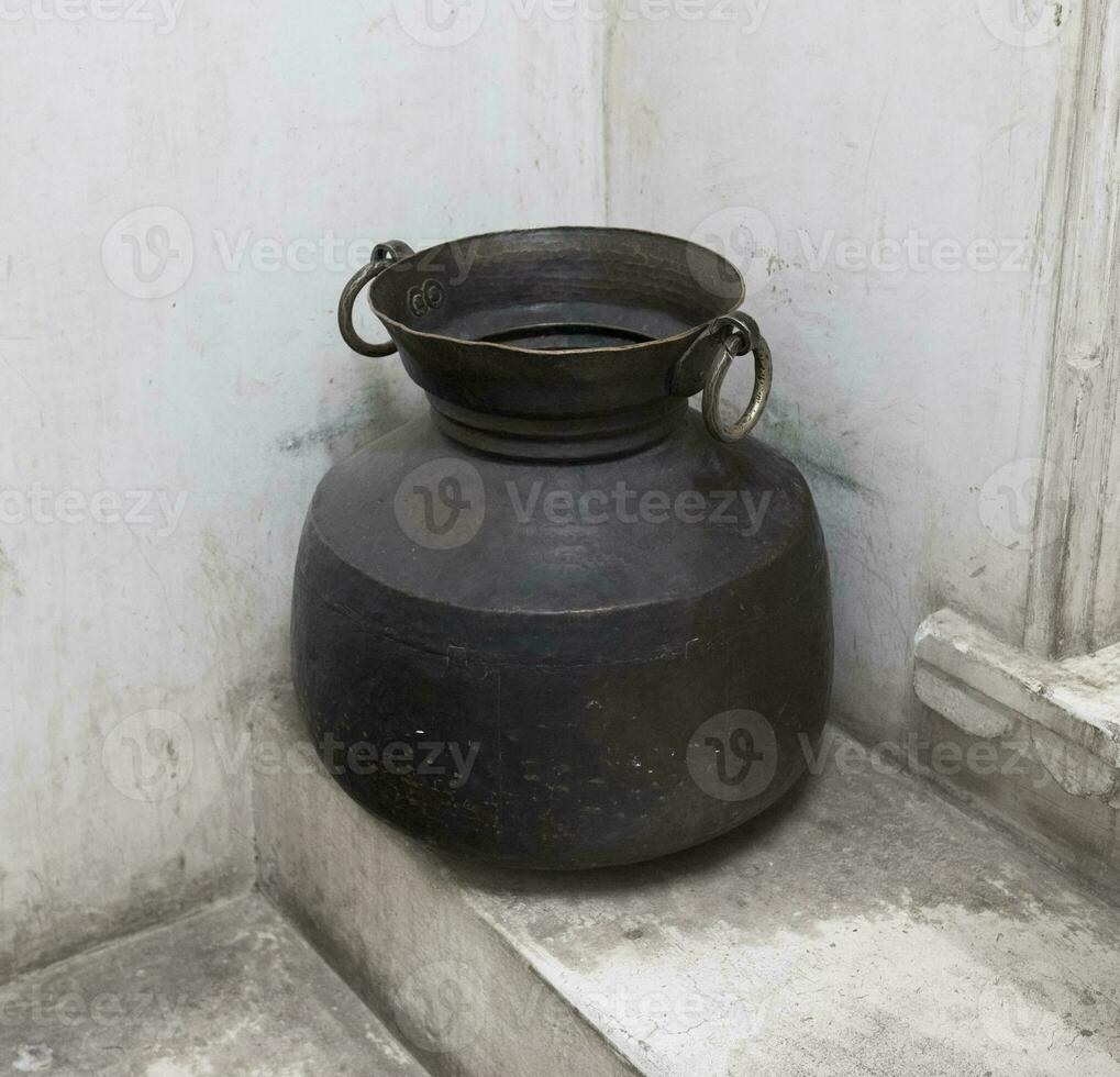 oude oud water pot foto