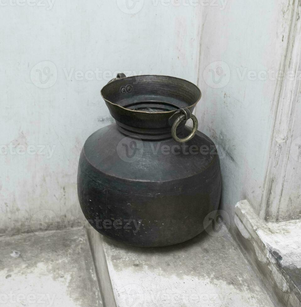 oude oud water pot foto