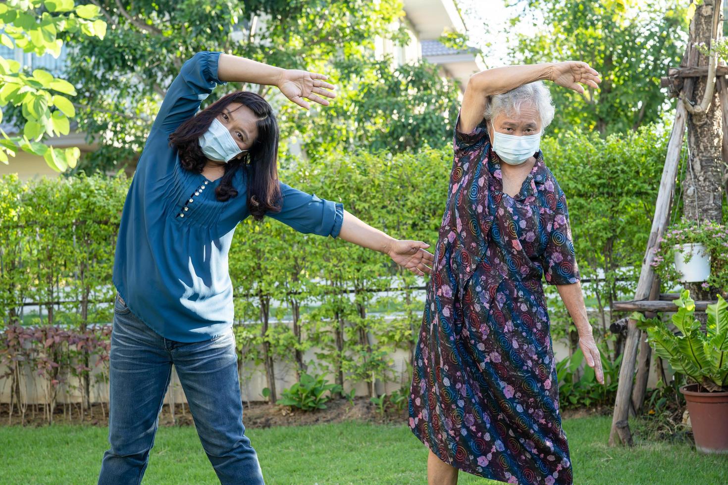 Aziatische senior of oudere oude dame vrouw patiënt oefening met gelukkig vers genieten in het park, gezond sterk medisch concept foto
