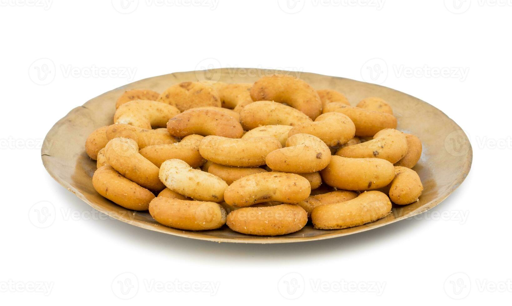 gezouten smaak geroosterd cachou noot snacks geserveerd in bord Aan wit achtergrond foto
